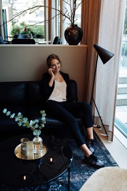 Model im Wohnzimmer
